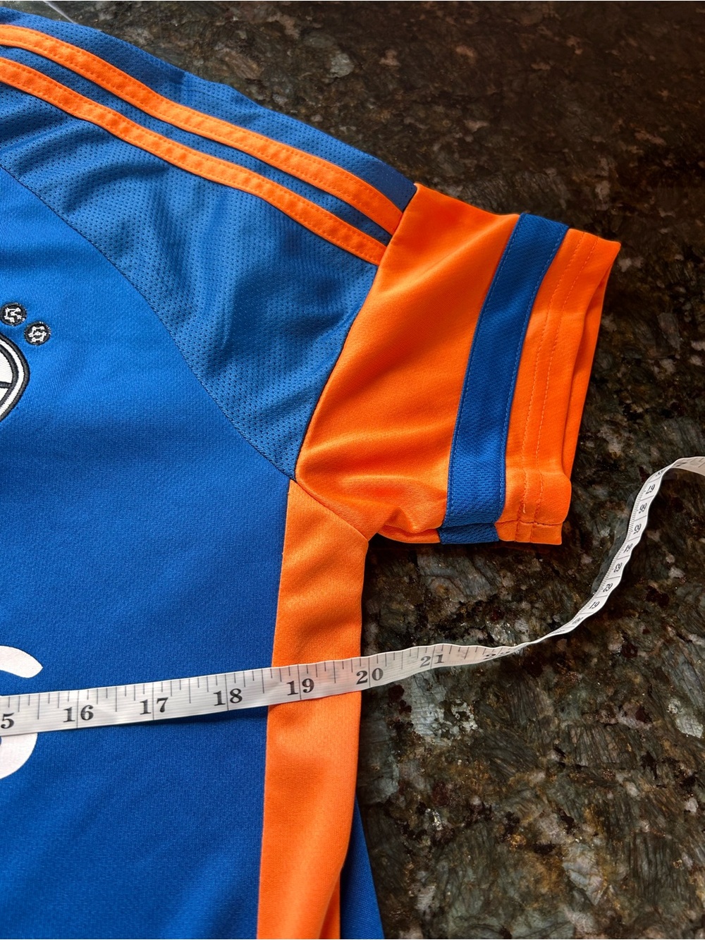 BoxLunch Dragon Ball Z Fly Nimbus Embroidered Jersey. GOKU. Soccer jersey. M - Picture 6 of 7